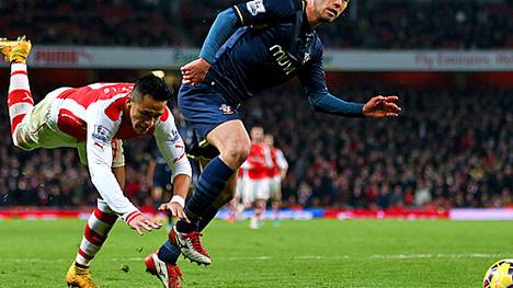 Arsenals Alexis Sanchez (l.) strauchelt im Hinspiel gegen Southampton Anfang Dezember
