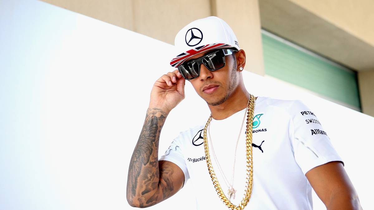 2014: Hamilton spielt immer wieder mit seinem Gangster-Image. Auch eine dicke Goldkette, die er vor jedem Rennen durch die Boxengasse trägt, gehört mittlerweile zum Markenzeichen des Briten