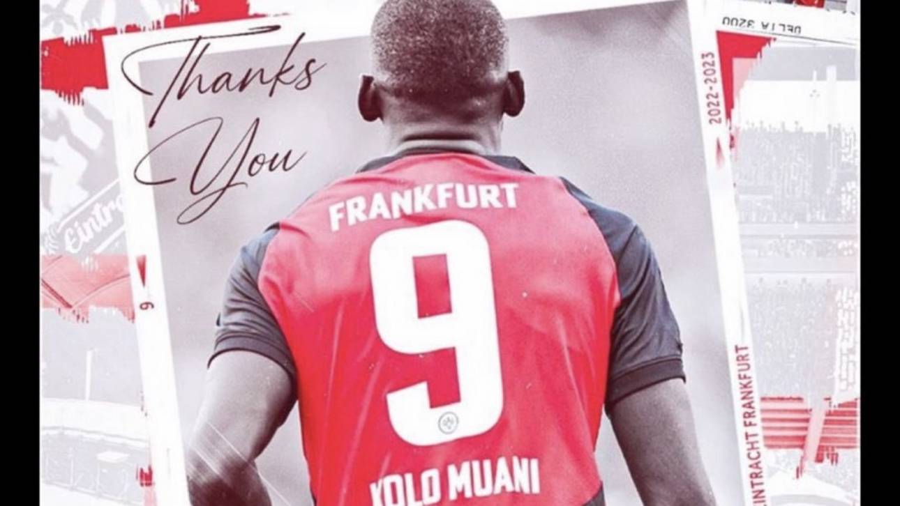 Kolo Muani bedankt sich bei der SGE