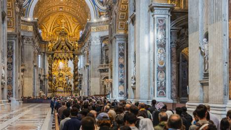 Zehntausende Gläubige verabschieden sich vom Papst