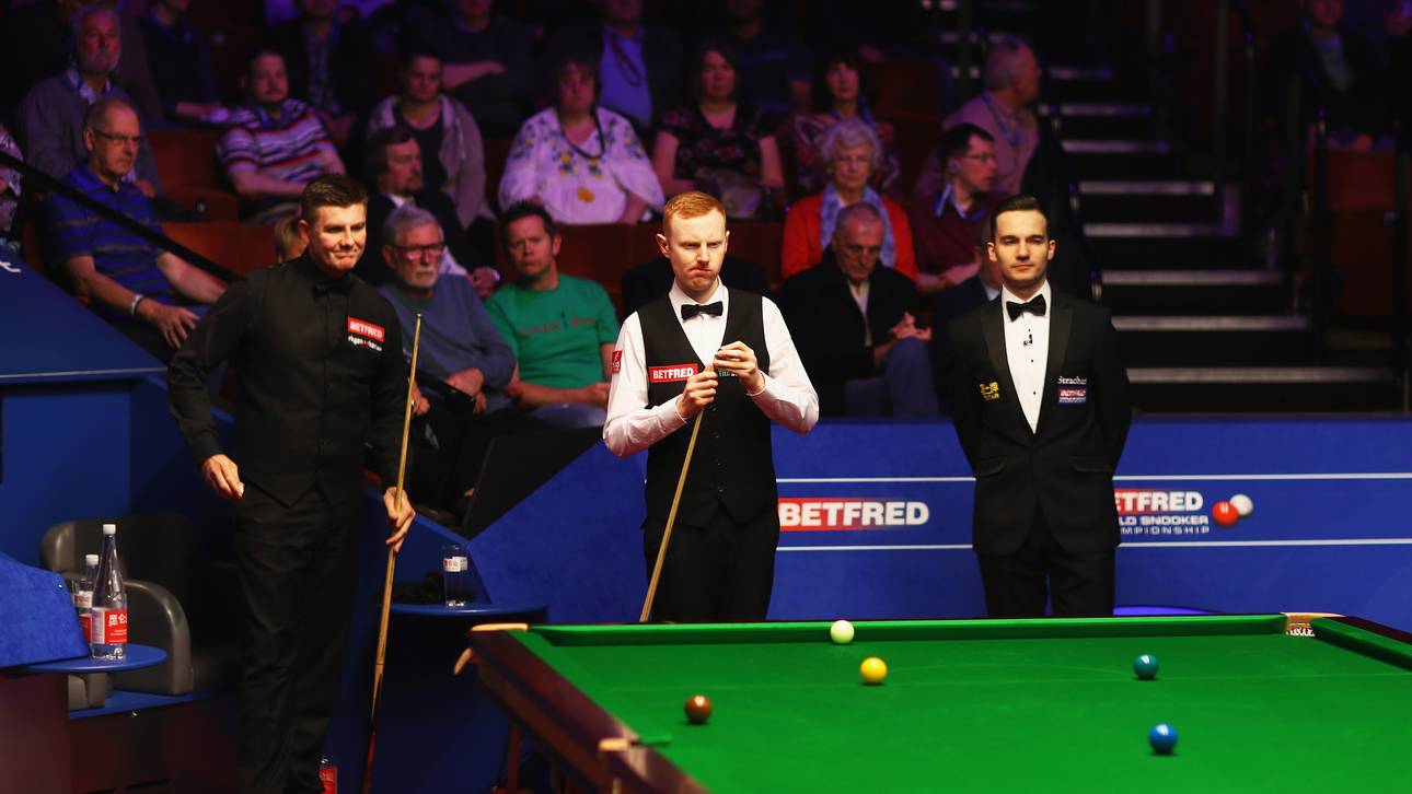 World Snooker Championship - Day Six Im Geiste des Fair Plays ist es Standard, dass sich gegenspieler und Schiedsrichter immer so zum Tisch stellen, dass sie den Spieler auf keinen Fall behindern