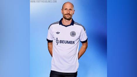 Schalke 04 hat das neue Auswärtstrikot für die Saison 2026/27 vorgestellt und die Reaktionen der Fans sind eindeutig. Der Retro-Look kommt bei den Anhängern bestens an, das Jersey ist bereits ausverkauft.