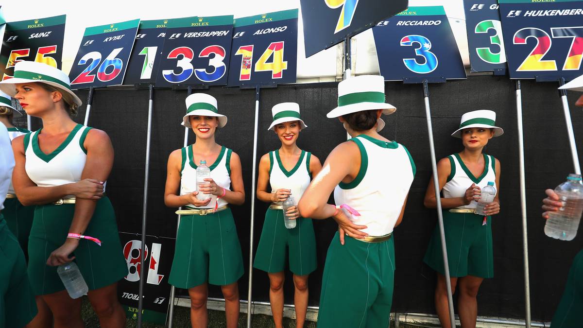 Australien (Formel 1): Optisch innovativ und hochgradig elegant kommen die Grid Girls im Albert Park zu Melbourne daher