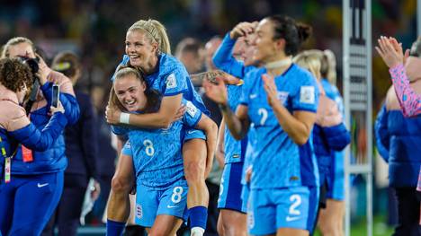 Ein Jahr nach dem Gewinn der Europameisterschaft greift England auch bei der Weltmeisterschaft nach dem Titel. Die Lionesses schalten im Halbfinale den Gastgeber Australien aus. Der Superstar der Gastgeberinnen trifft erst traumhaft und wird dann zur tragischen Figur.