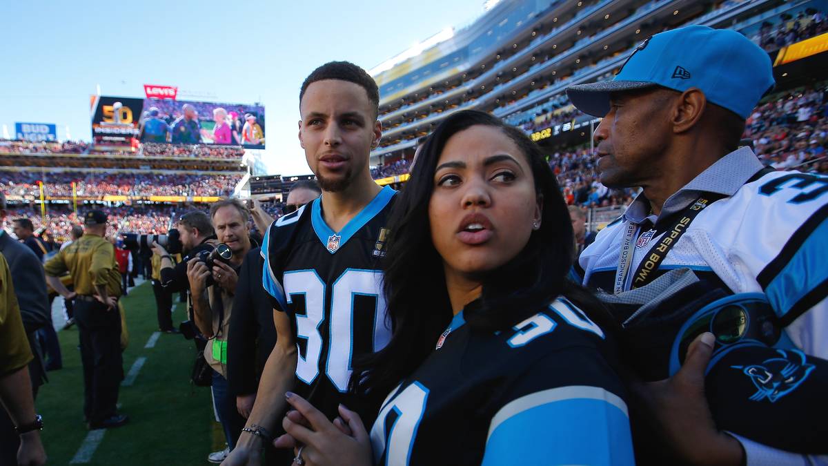 Beim Football hält es der US-Amerikaner mit den Carolina Panthers - kein Wunder, denn seine College-Zeit verbrachte er in diesem Bundesstaat. Hier besucht er gemeinsam mit seiner Ehefrau den Super Bowl 50