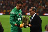 Galatasaray-Präsident Dursun Ozbek respektiert den Rücktritt von Erden Timur, betont dessen mögliche Rückkehr und hebt die Einzigartigkeit und Offenheit des Klubs hervor.