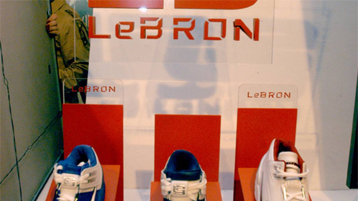 Zu den Protagonisten der aktuellen Ära zählt LeBron James. Der Topstar der Cleveland Cavaliers wartet gleich mit einer ganzen Kollektion an Schuhen auf