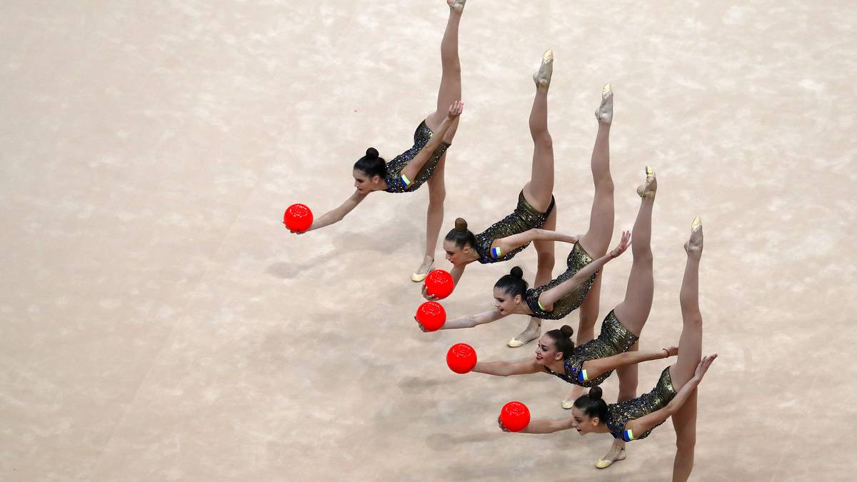 Ob die Ukrainerinnen mit ihren Füßen als Antenne auf besseren Fernsehempfang hoffen
