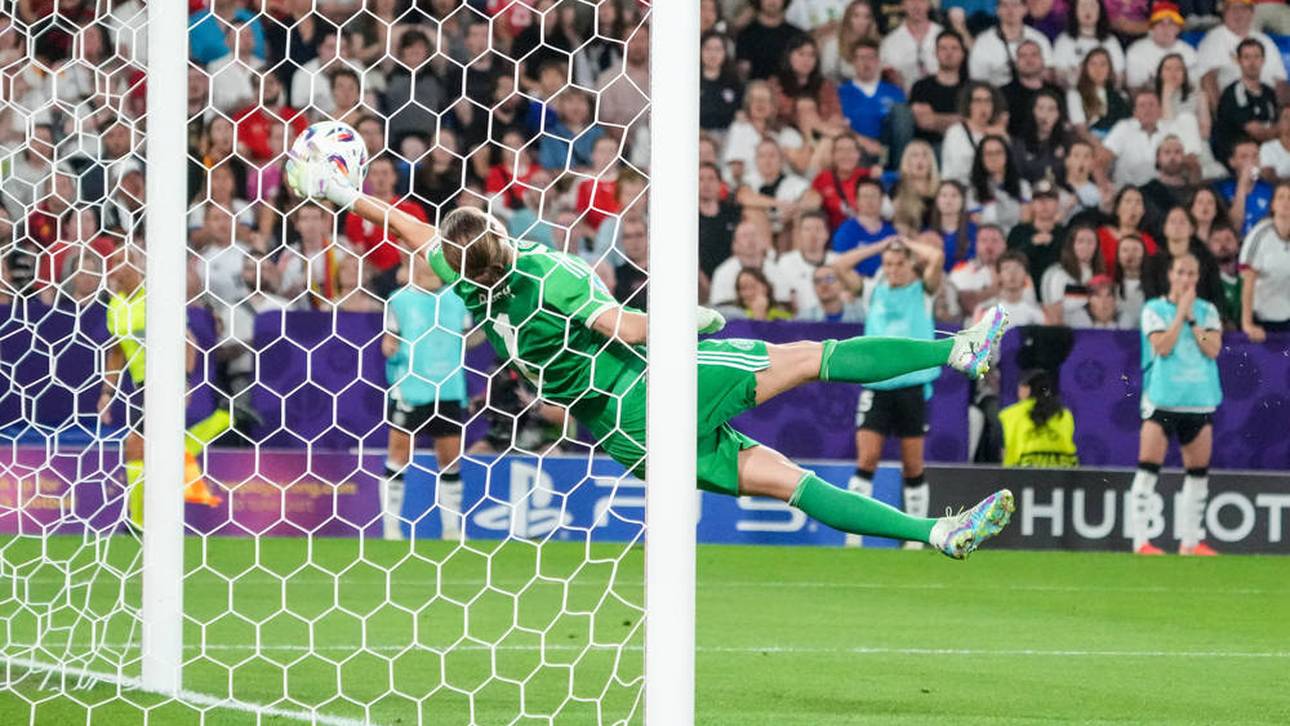 Ann-Katrin Berger holt die Bogenlampe aus dem Tor und verhindert das 1:2