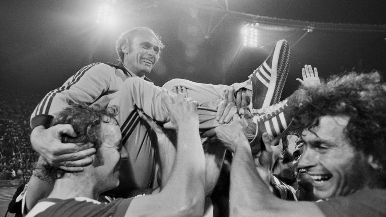 Udo Lattek nach dem Gewinn der Meisterschaft 1972 