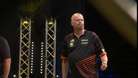 George Killington zeigt trotz längerer Pause sein Können und holt die ersten Legs. Am Ende aber beweist Raymond van Barneveld seine Erfahrung. 