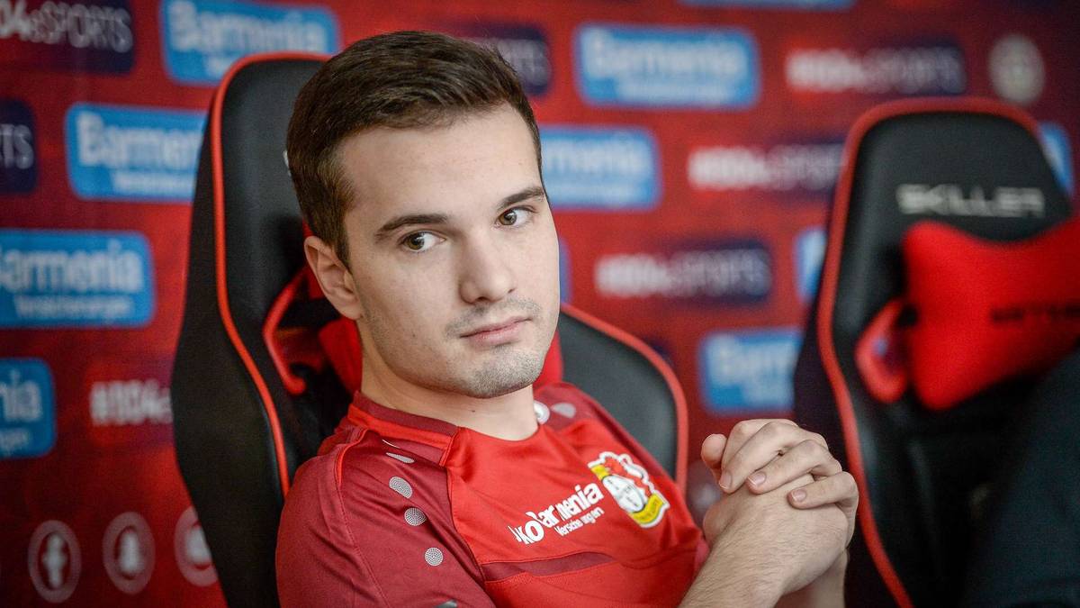 Platz 42 - Fabian "B04 Dubzje" De Cae (Xbox/839 Punkte): Der 22-Jährige ist Mitglied der eNationalmannschaft 2019 und spielt für Bayer Leverkusen. In FIFA 18 konnte er ein Turnier beim ESWC in Frankreich gewinnen