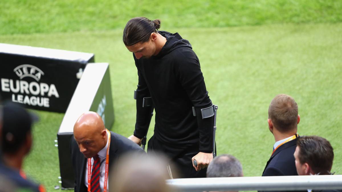 ...und fällt für den Rest der Saison aus. Auf Krücken verfolgt er den Finalsieg von United gegen Ajax Amsterdam...