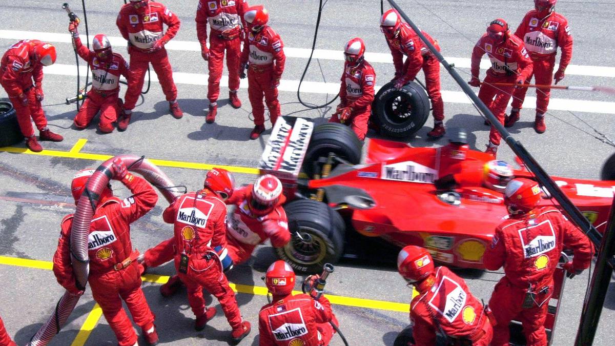 Auch beim Großen Preis von Spanien 2000 kommt es zu einem Boxenunfall. Ferrari-Pilot Michael Schumacher kollidiert beim Losfahren aus Versehen mit seinem Chefmechaniker Nigel Stepney, der sich bei dem Unfall sein Bein bricht