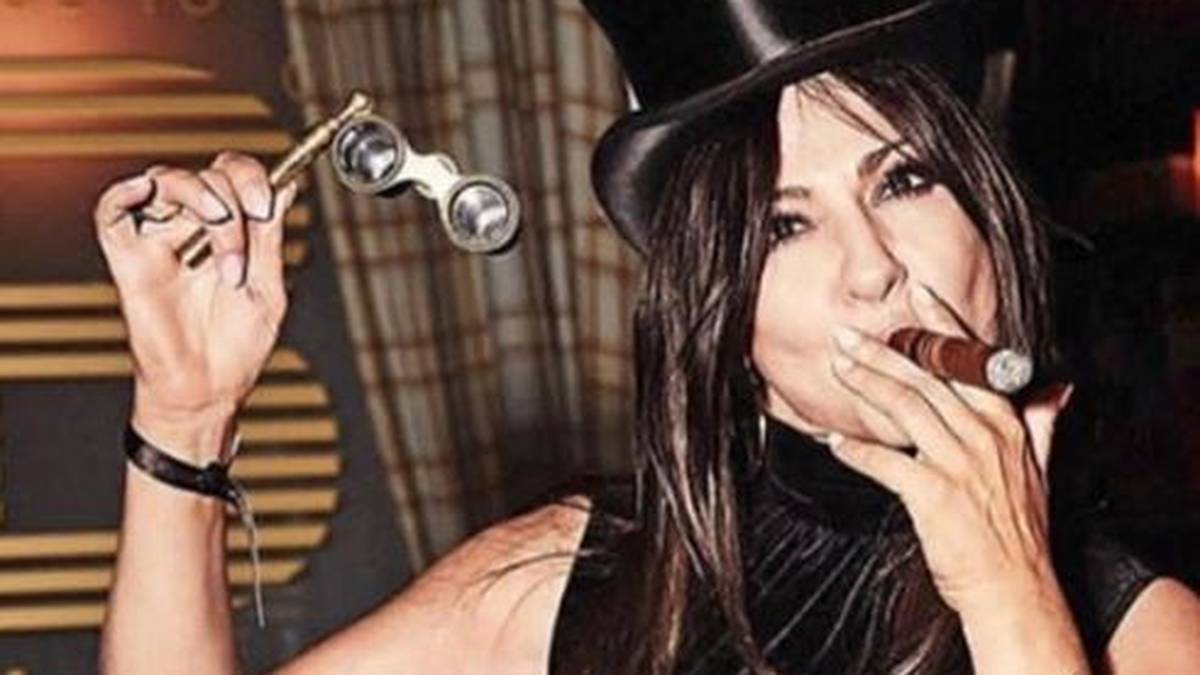 Auf Instagram präsentiert sich die 53-Jährige schon mal mit Zylinder und Zigarre. Thomalla wurde als Ermittlerin im ARD Tatort bekannt, insgesamt sieben Jahre war sie regelmäßig im deutschen TV zu sehen. Auch im Playboy präsentierte sich Heinevetters Freundin schon