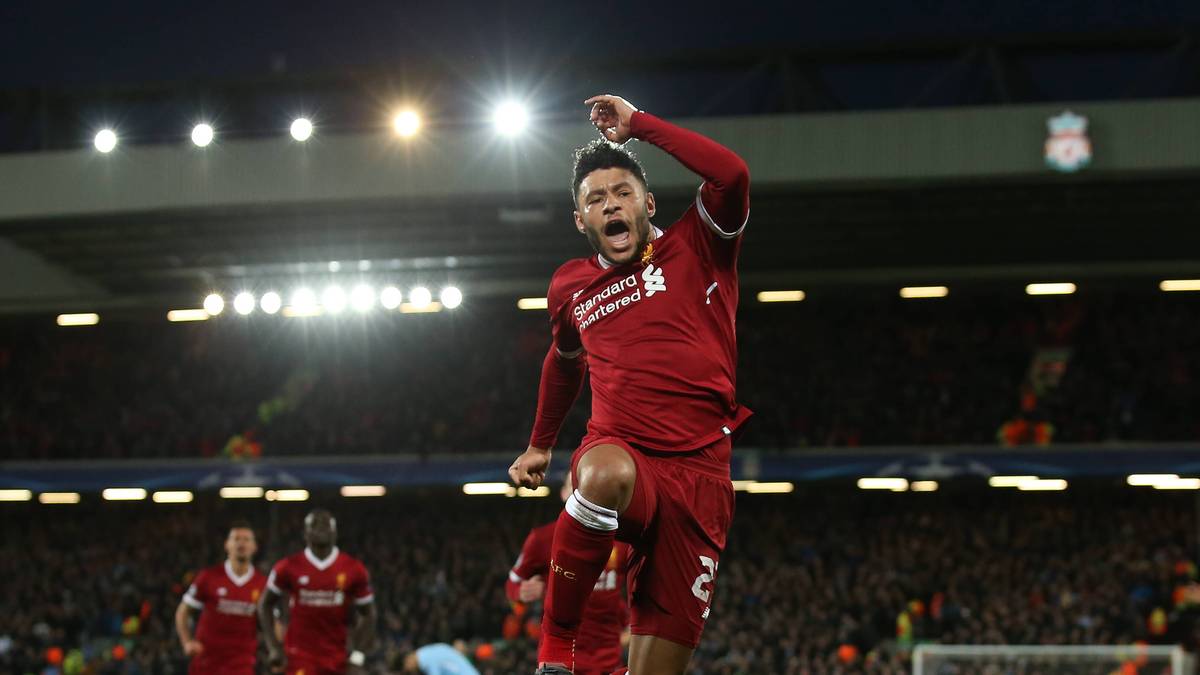 Dann kommt der Auftritt von Alex Oxlade-Chamberlain: Der Mittelfeldspieler fasst sich aus etwa 20 Metern ein Herz und nagelt den Ball zum 2:0 in die Maschen