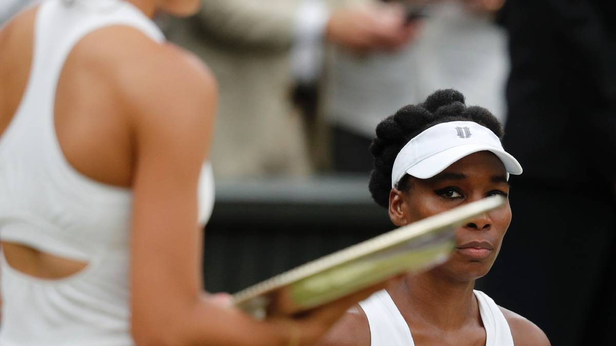 Der unterlegenen Williams bleibt nur der neidische Blick auf die Trophäe. Aber die 36-Jährige gibt nicht auf. Nach der Final-Niederlage kündigt sie an, noch einmal nach London zurückzukehren
