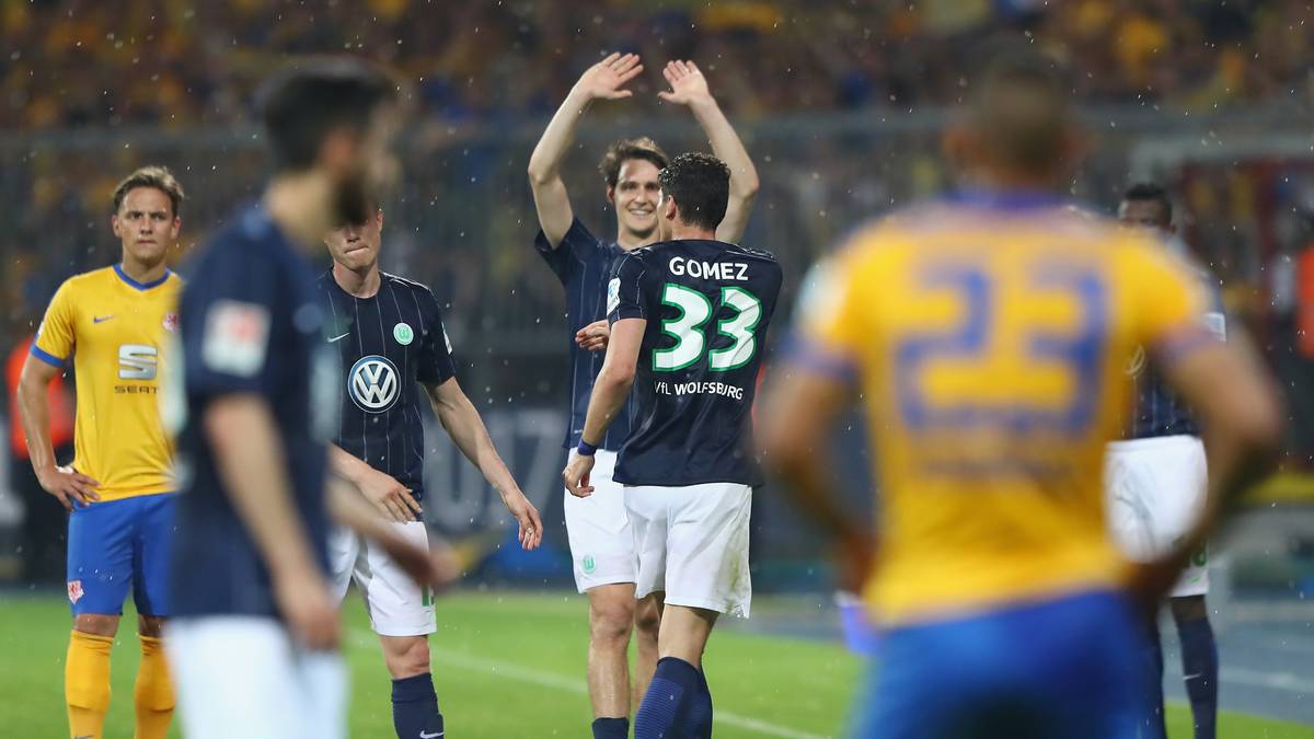 Das Wunder durch die Braunschweiger bleibt aus. Die Erleichterung bei den Wolfsburgern ist nach Abpfiff groß - der Jubel wird jedoch von Braunschweiger Fans unterbrochen