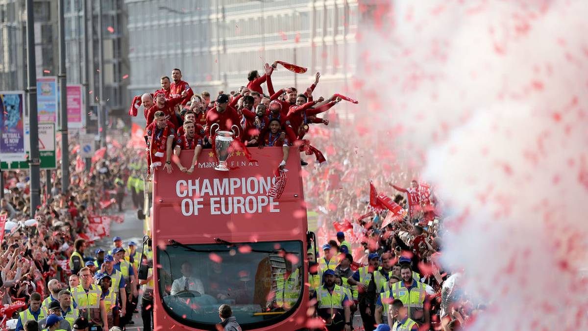 Am Tag drauf werden die Helden von Madrid gebührend gefeiert. Rund vier Stunden lang fahren die neuen Könige von Europa durch die Straßen von Liverpool