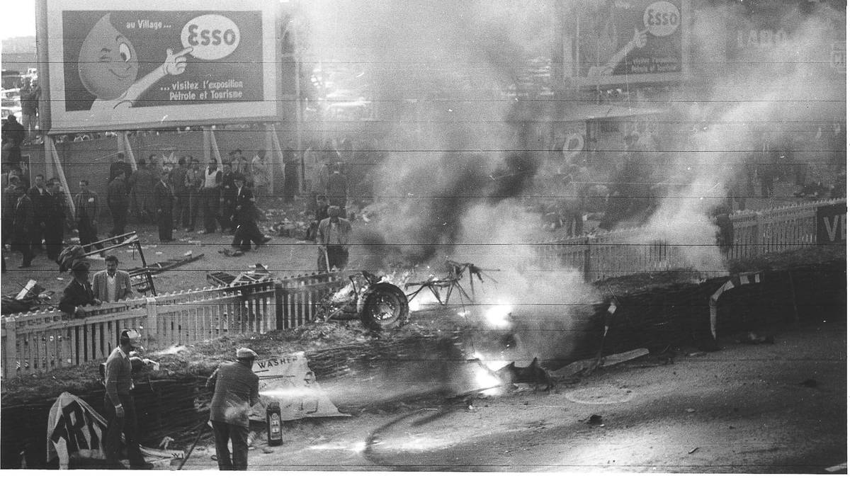 18.26 Uhr passiert die Tragödie: Mike Hawthorn zieht im Jaguar unvermittelt an die Box. Der dahinterfahrende Lance Macklin muss im Austin-Healey abrupt bremsen und zieht nach links. Dahinter hat Levegh einen Tempoüberschuss, rauscht Macklin ins Heck und hebt mit seinem Mercedes ab