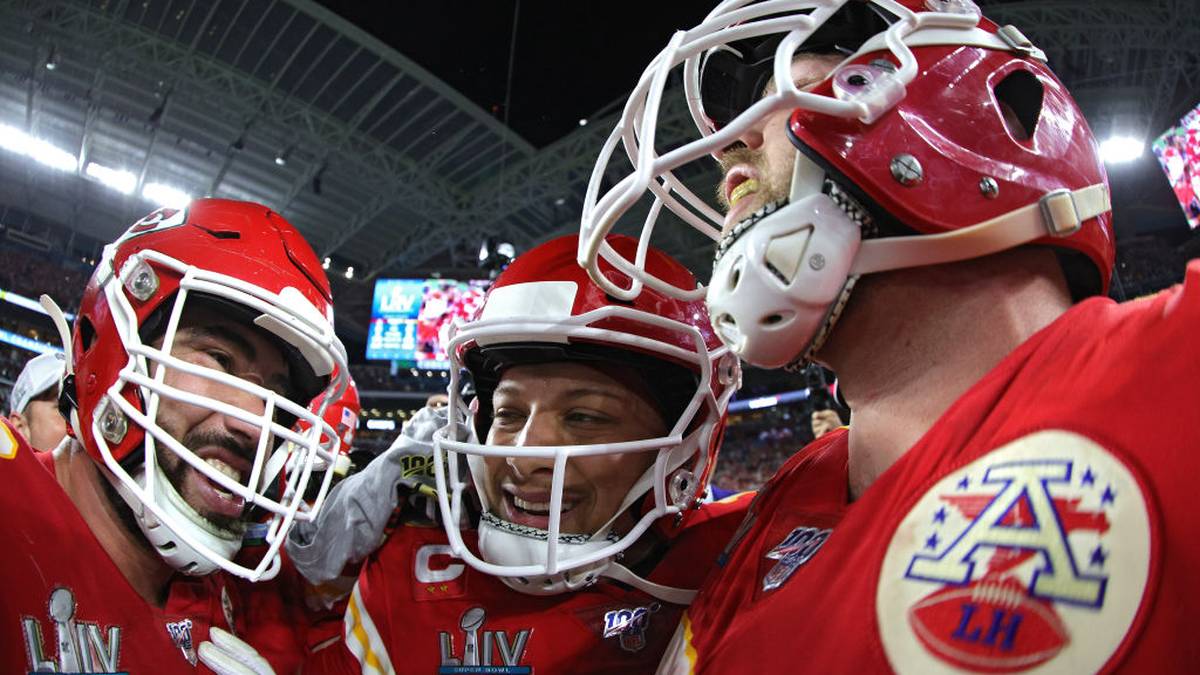 Mahomes wird erst von seinen Teamkollegen...