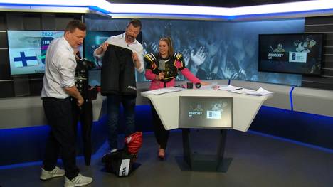 Wie schützt sich ein Eishockey-Spieler gegen Checks und Pucks? Rick Goldmann und Basti Schwele erklären es SPORT1-Moderatorin Jana Wosnitza und kleiden sie neu ein.
