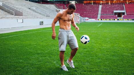 Lukas Podolski oben ohne im Kölner Stadion