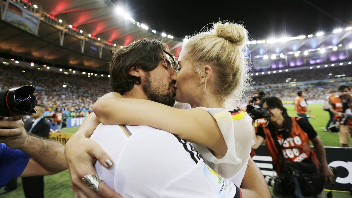 ...am 13. Juli krönt die DFB-Elf ein überragendes Turnier mit dem Titelgewinn in Rio de Janeiro. Mittendrin: Sami Khedira und seine Lena, die sich ausgiebig küssen