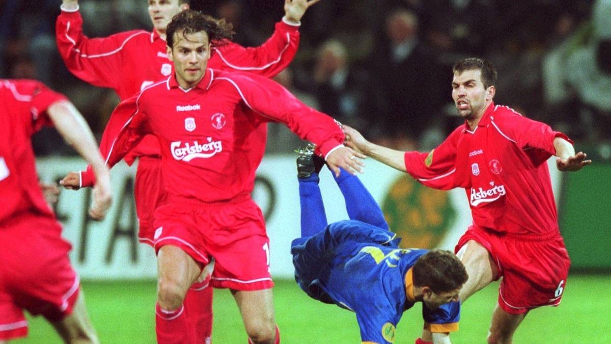 Die Reds um Markus Babbel (r.) gehen die Sache sehr offensiv an und liegen nach 16 Minuten bereits mit 2:0 vorne