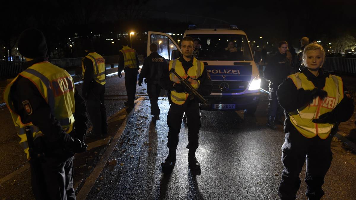 "Sicherheit geht immer vor. Es ist eine Befürchtung, die man immer hat. Ich vertraue der Polizei, dass sie hier die richtige Entscheidung getroffen hat. Wenn eine Gefährdungslage vorliegt, dann müssen solche Schritte eingeleitet werden", sagt Hannovers Bürgermeister Stefan Schostok dem SID