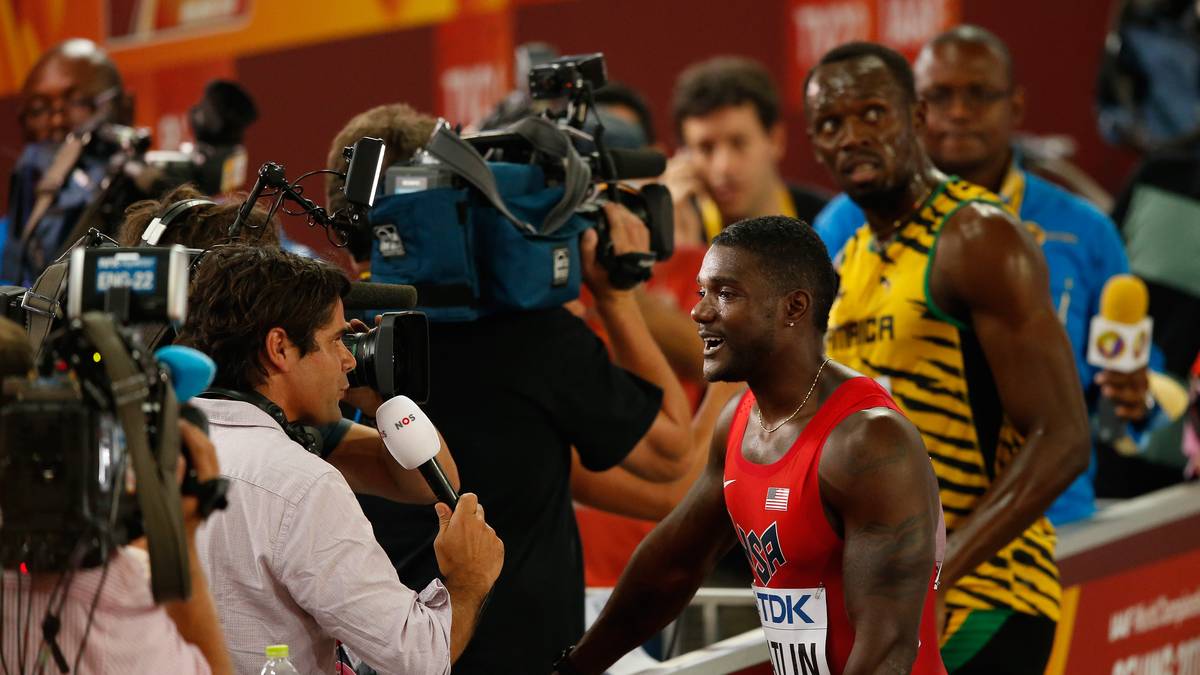 Sein größter Konkurrent Justin Gatlin läuft in seinem Vorlauf allerdings 14 Hundertstel schneller und stiehlt dem Jamaikaner auch bei den Fotografen die Show. Ob Bolt auch nach dem Finale so ernst dreinschaut