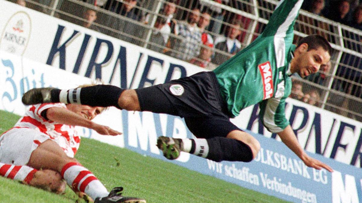 Als Gegenspieler schreckte Jürgen Klopp nicht vor Fouls gegen David Wagner zurück - Szene aus dem Zweitliga-Duell Mainz - Gütersloh 1999