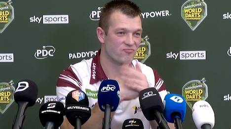 Madars Razma zeigt sich nach seinem Zweitrundensieg bei der Darts-WM auf der anschließenden Pressekonferenz selbstbewusst - und macht mit einem Augenzwinkern eine Kampfansage an seinen kommenden Gegner.