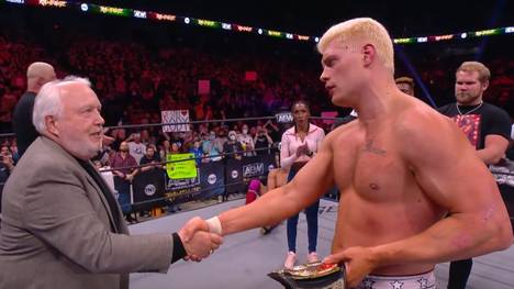 Cody Rhodes bekam den TNT Title von AEW von David Crockett überreicht
