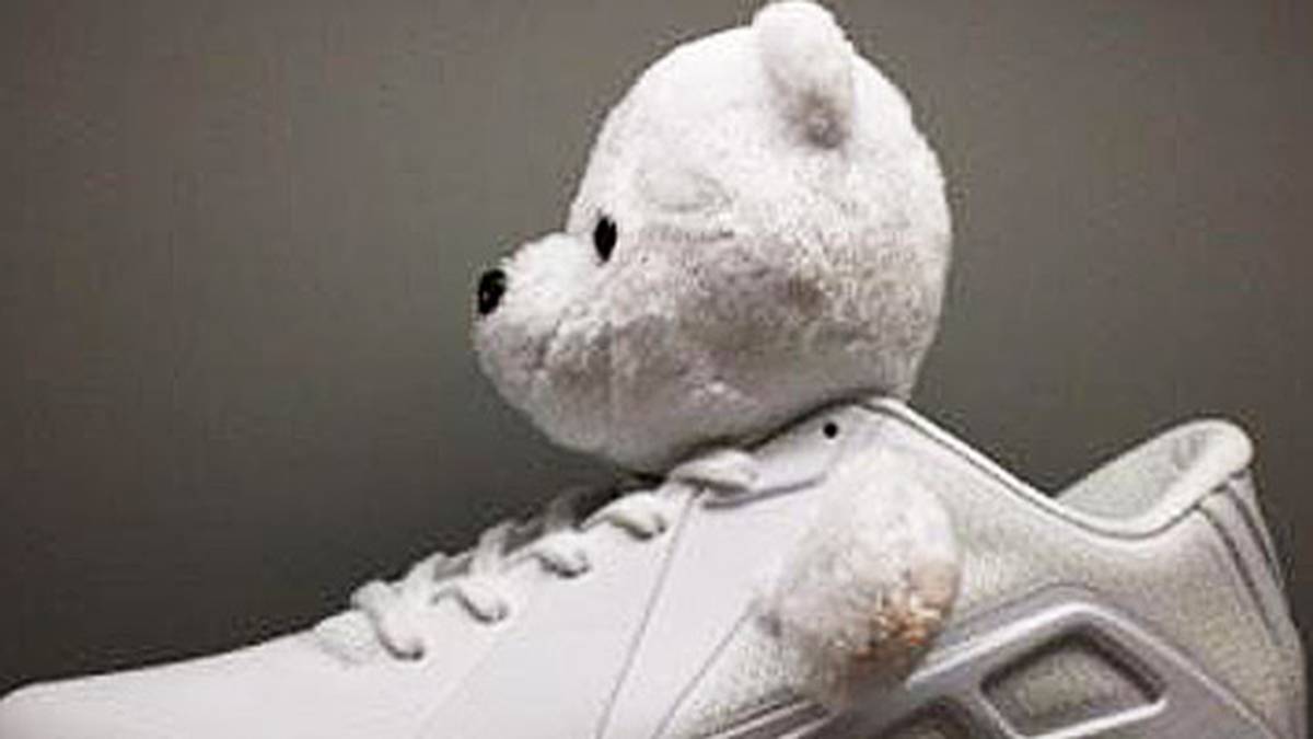 Weniger bunt, aber dafür kuschelig mag es Metta World Peace. Des Pandas bester Freund läuft bei seinem Gastspiel in China stilecht auf und präsentiert auf seinen neuen Tretern einen abnehmbaren Plüschbärenkopf, den er vor jedem Spiel verschenken wird. Dieser glückliche Fan wird dann zum "Panda-Freund des Tages" erklärt