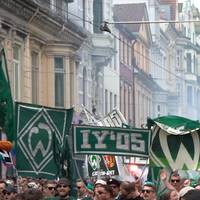 Grün-weißes-Farbenmeer! Was für ein Fanmarsch der Werder-Fans