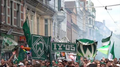 Vor dem letzten Heimspiel der Saison ziehen die Werder-Fans zum Weser-Stadion und färben die Stadt in grün-weiß. 