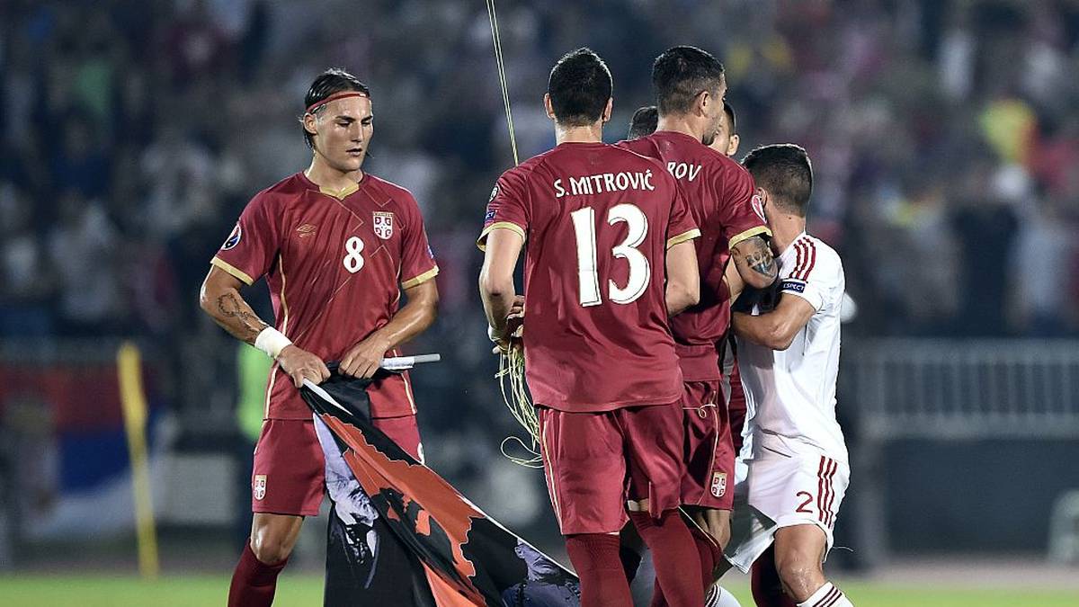 …die Albaner flüchteten in die Kabine und weigerten sich danach, weiterzuspielen. Daraufhin brach Atkinson das Spiel ab. Das Spiel war von der UEFA nachträglich mit 3:0 für Serbien gewertet, die drei Punkte den Gastgebern gleichzeitig aber wieder abgezogen worden. Beide Verbände wurden außerdem mit einer Geldstrafe von jeweils 100.000 Euro belegt. Serbien musste zwei Heimspiele ohne Zuschauer austragen