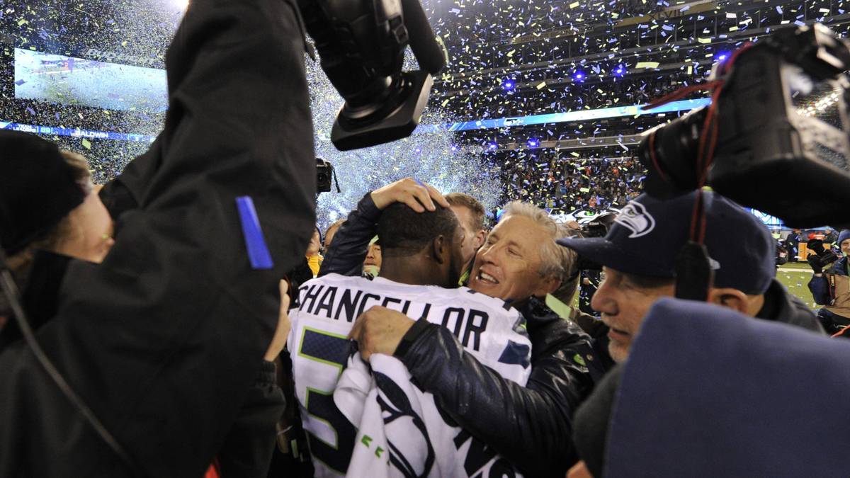 Chefcoach Pete Carroll feiert mit Kam Chancellor den Gewinn des Super Bowl 2014