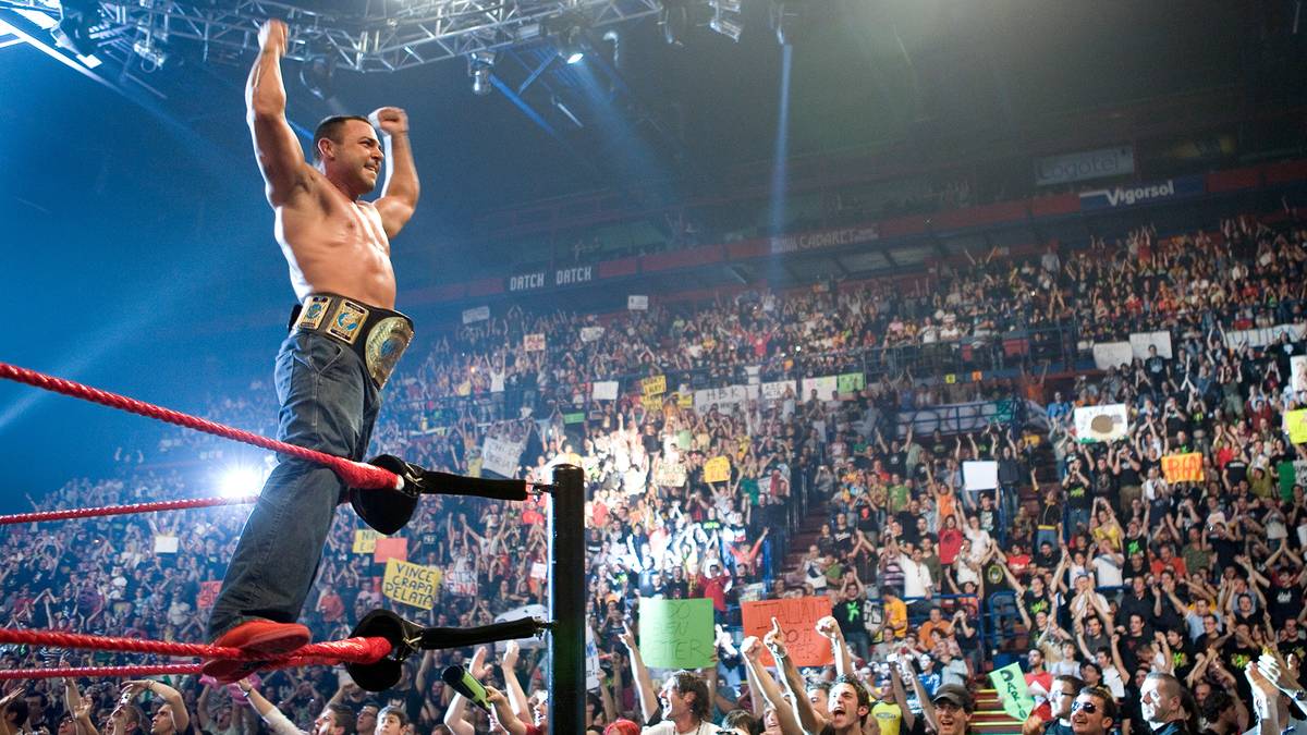 16. APRIL 2007 - RAW wird erstmals in Italien aufgezeichnet, dabei gibt es eine besondere Überraschung, die WWE-Version des "Wunders von Mailand": Santino Marella, ein angeblicher Fan aus dem Gastland gewinnt den Intercontinental Title von Umaga