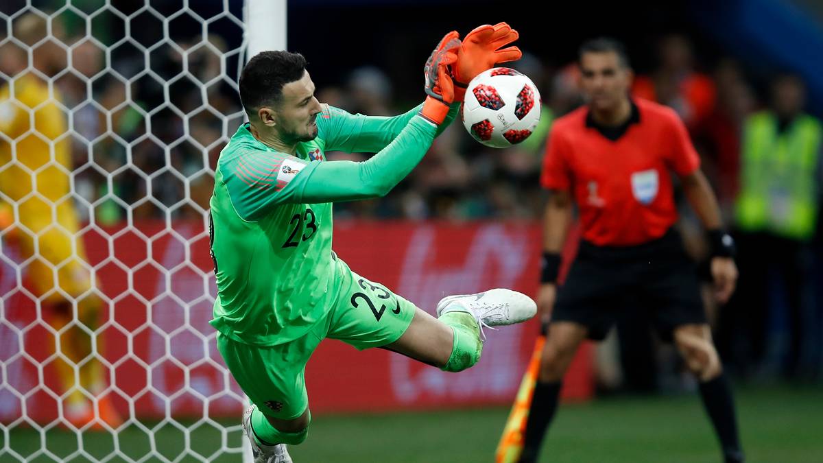 PLATZ 4 - ELFMETERKILLER DANIJEL SUBASIC: So viel vorneweg, Subasic ist seit Ende der WM 2014 Stammtorhüter in der Nationalmannschaft. Dass auf ihn Verlass ist, dürfte spätestens seit dem Viertelfinale am Samstagabend gegen Russland (4:3 i.E.) klar sein. Subasic verletzte sich in der 88. Minute am Oberschenkel. Er machte weiter, Kroatien hatte schon dreimal gewechselt