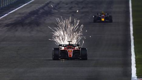 Ferrari-Pilot Charles Leclerc musste beim F1-Auftakt in Bahrain auf Rang drei liegend aufgeben