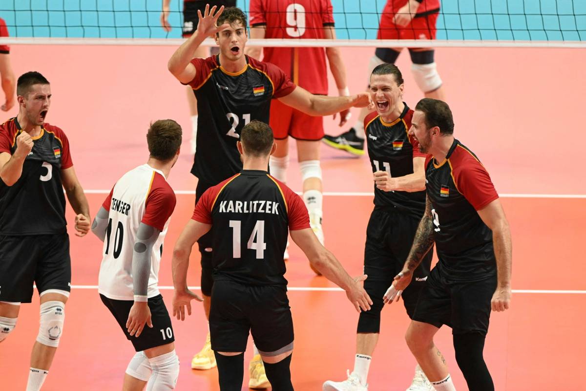 Volleyballer feiern dritten Sieg