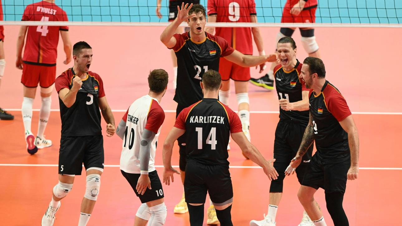 Volleyballer feiern dritten Sieg