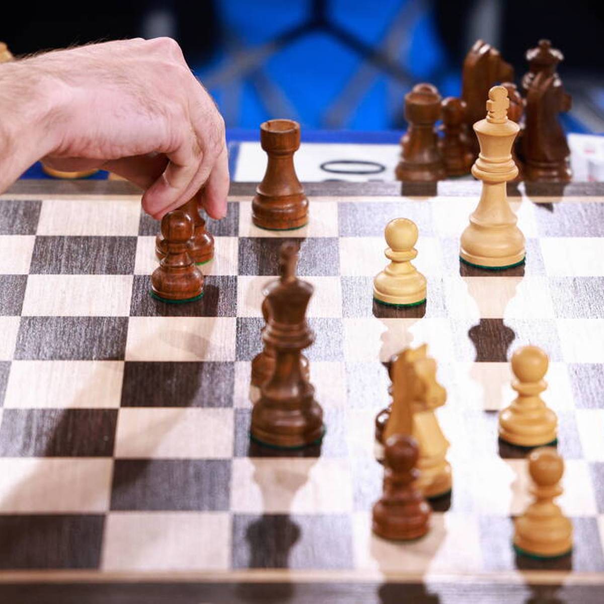 Nach den Betrugsvorwürfen von Magnus Carlsen gegen Hans Niemann hat der Schach-Sport seinen nächsten Eklat. Im Fokus stehen diesmal die Aussagen eines Kommentators.