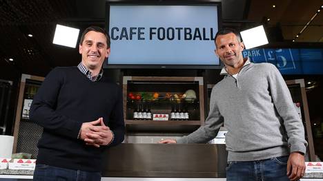 Ryan Giggs & Gary Neville Cook Off @ Cafe Football