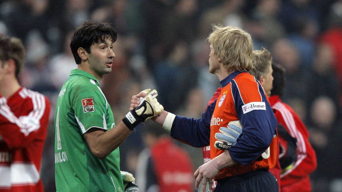 ...und stellt mit 14 abgewehrten Bällen einen Datenbankrekord auf. Nikolov sichert seinem Klub am Ende ein schmeichelhaftes 0:0. Von Oliver Kahn gibt es nach dem Spiel gleich einen Glückwunsch. Muss Manuel Neuer heute Abend auch Lukas Hradecky huldigen?
