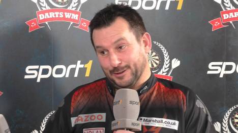 Jonny Clayton feiert einen verdienten 3:0-Sieg gegen Danny van Trijp. Im Anschluss äußert er im SPORT-Interview seinen Titelwunsch.