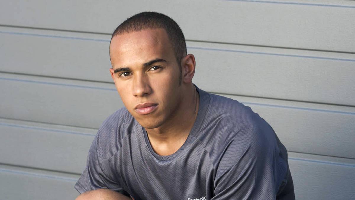 Auch wenn die Haare bereits um einiges kürzer geworden sind: Bei seinem ersten WM-Titel 2008 in der Formel 1 mit McLaren ist Hamilton immer noch gänzlich ohne Tattoos unterwegs. 