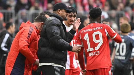 Die Verletzung von Alphonso Davies dürfte beim 3:2-Sieg gegen Eintracht Frankfurt der große Wermutstropfen für den FC Bayern München sein. Trainer Vincent Kompany gab nach dem Spiel ein erstes Update.